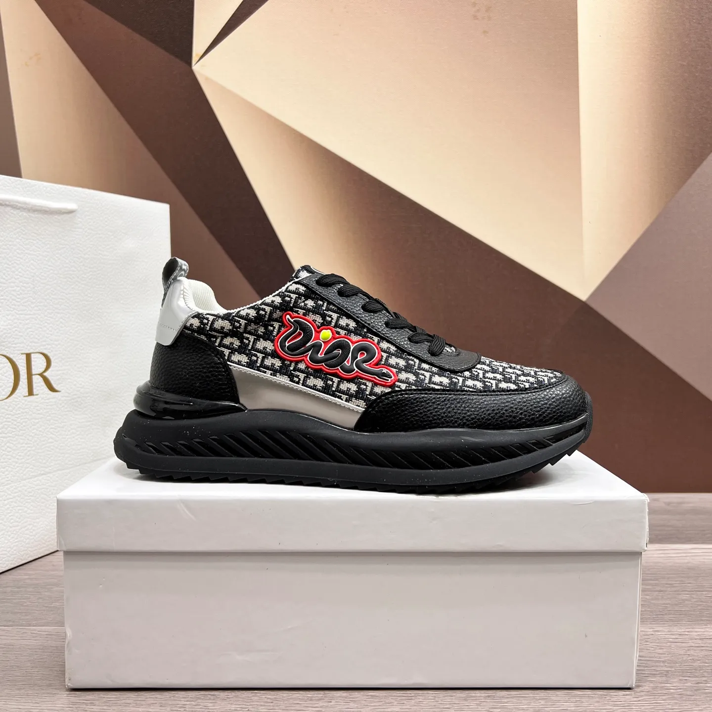 Factory price: 438💰Dior original quality.~ Unique modern style sneakers. 🏃A must-have casual shoe for trendy men😍😍 Imported cowhide fabric, sheepskin foot pads (refuse to discolor and grind feet) soles: Original soles specially provided by the original factory, French lazy style design ⚠️Fit to the feet, original quality, super comfortable original soles. It’s like shooting the real thing🎬The real thing is better, high-quality sneakers, men’s shoe size: 38-44 (45 and 46 can be customized)